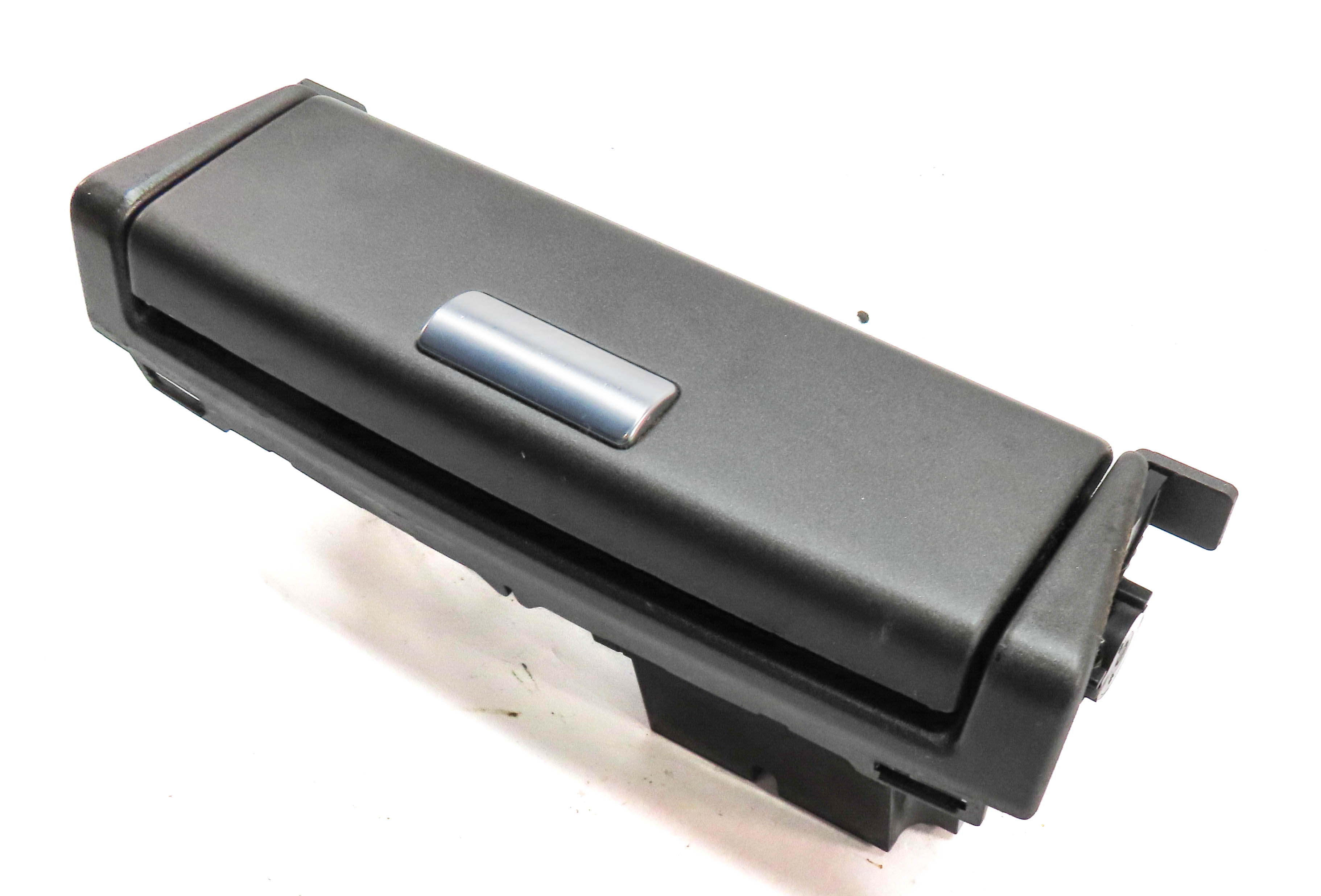 12 RANGE ROVER (L322) REAR ENTERTAINMENT AUDIO VIDEO AV JACK w/ 12 VOLT SOCKETS — exact item pictured